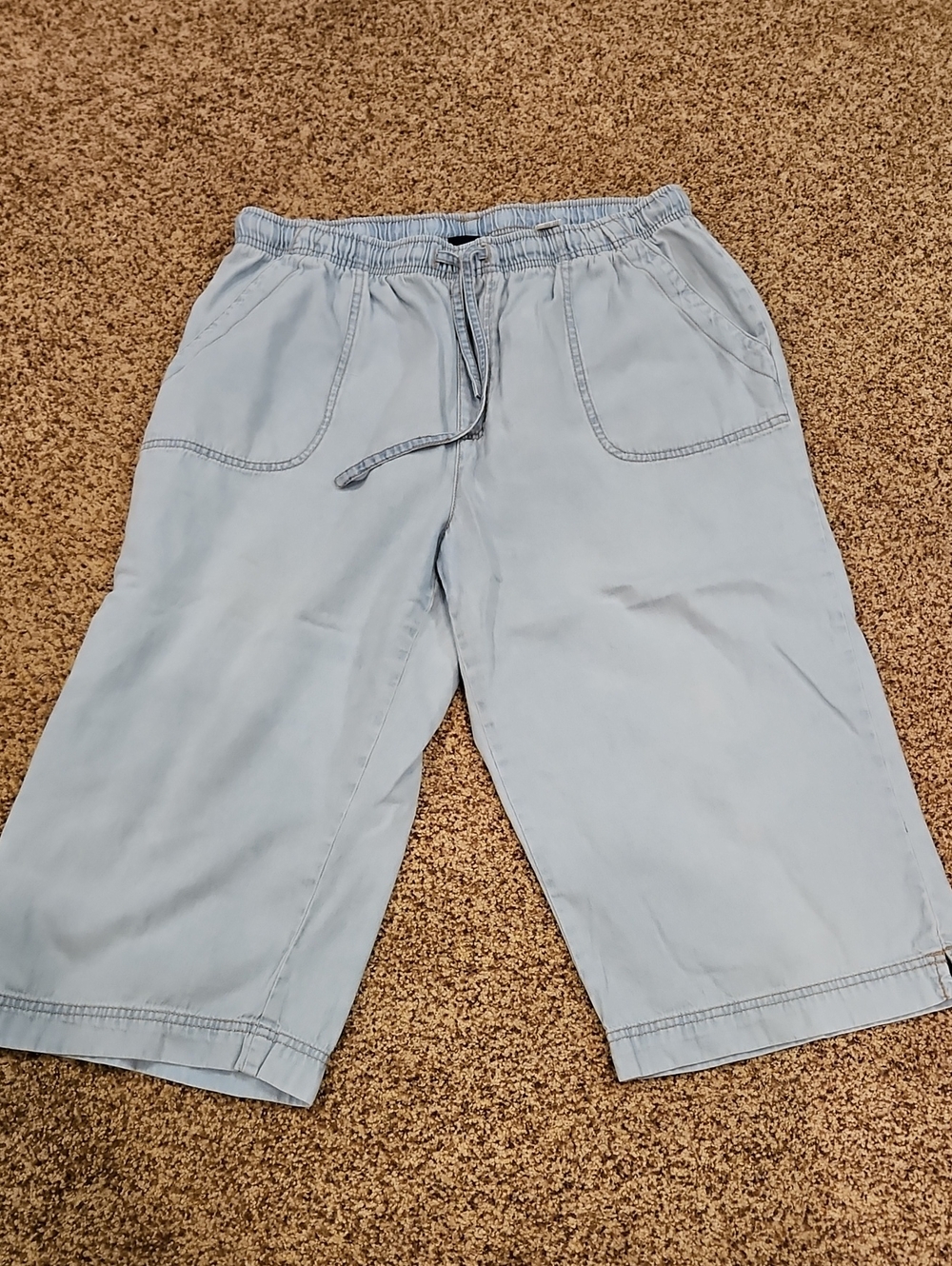 Gloria Vanderbilt Women's Light Blue Elastic Waist Capri Pants